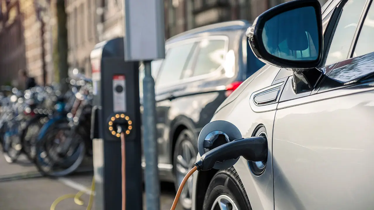 Electric vs. Gas Vehicles: What It Means for Car Buyers in 2025